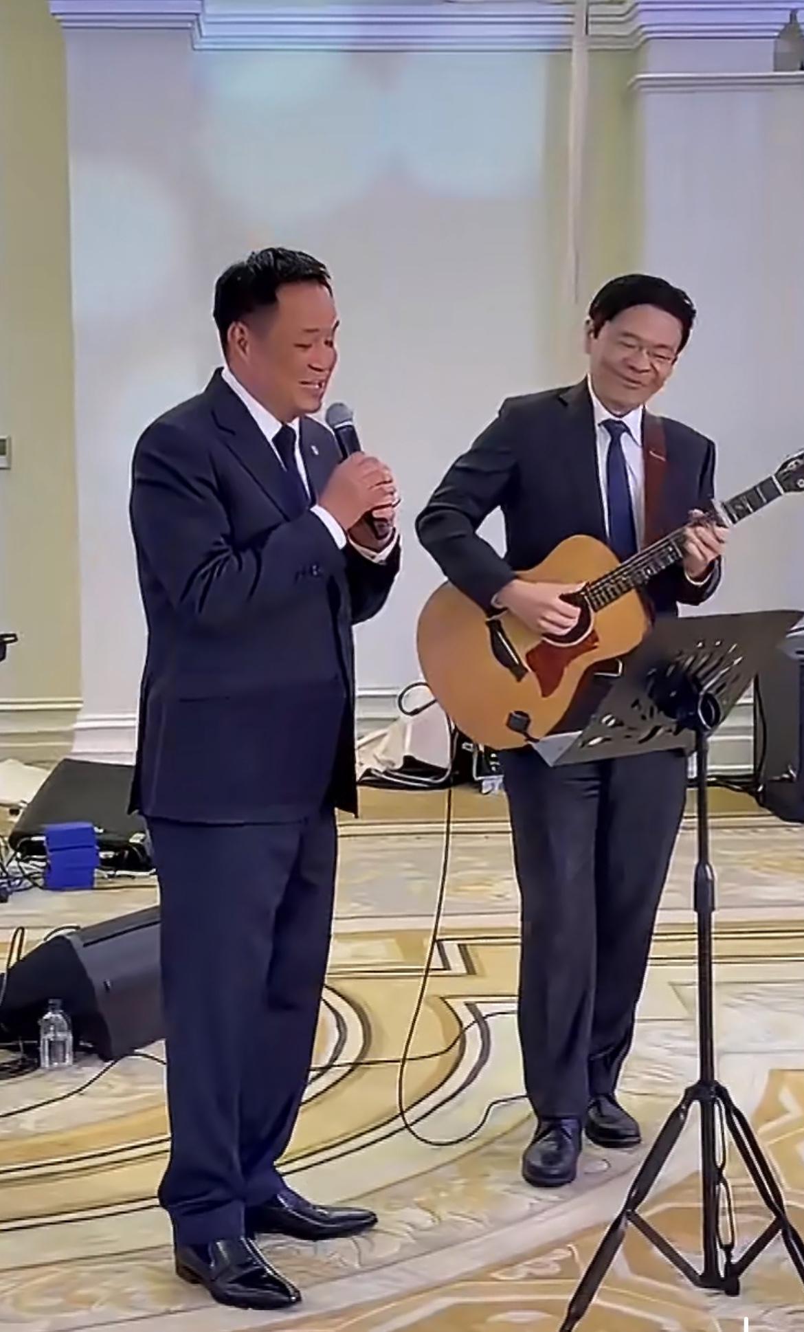 泰国总理阿努廷和新加坡总理黄循财真会玩，在欢迎晚宴上两人一弹一唱，真的非常的欢乐
