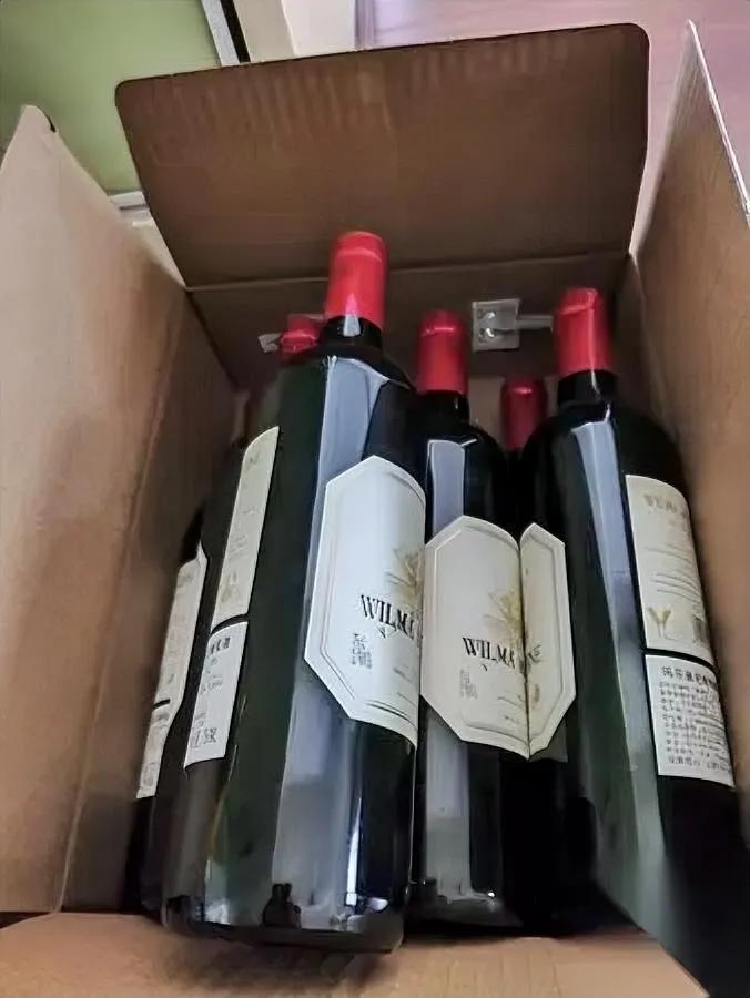 收拾柜子翻出八瓶红酒——2015年的，早过保质期了。可我记得有人说红酒越