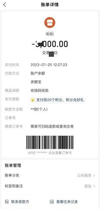 🌞2023年，河北保定，两名游客在入住一家民宿后，觉得两间民房中间的核桃不