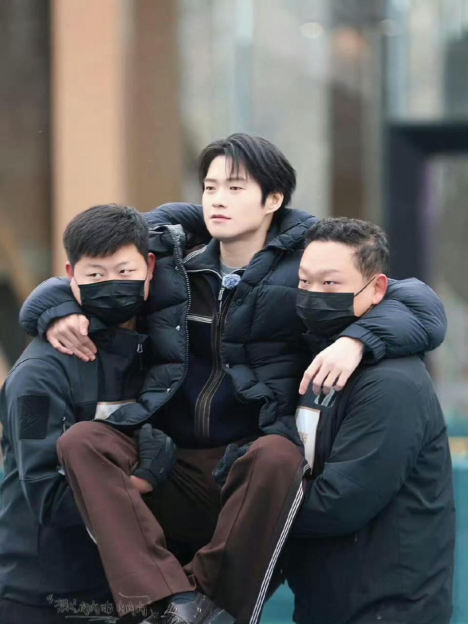 魏大勋像盘菜被端上来了谁懂啊！魏大勋被两个大汉端着上场，一边整活一边解锁“盘全场