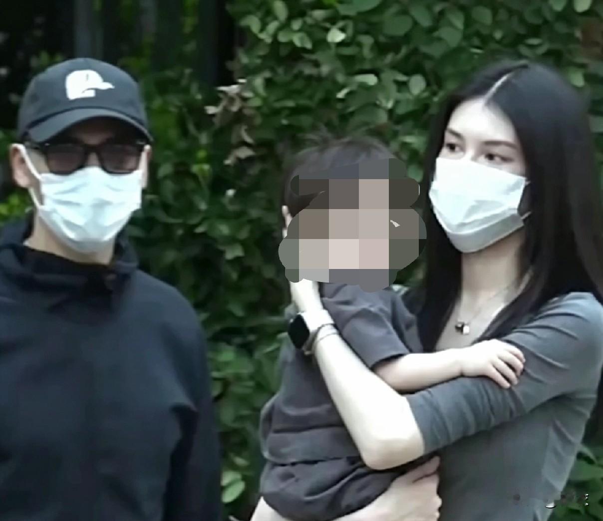 陈伟霆带妻儿现身医院被拍！一家三口罕见同框出镜，陈伟霆戴着深色棒球帽，搭配黑框