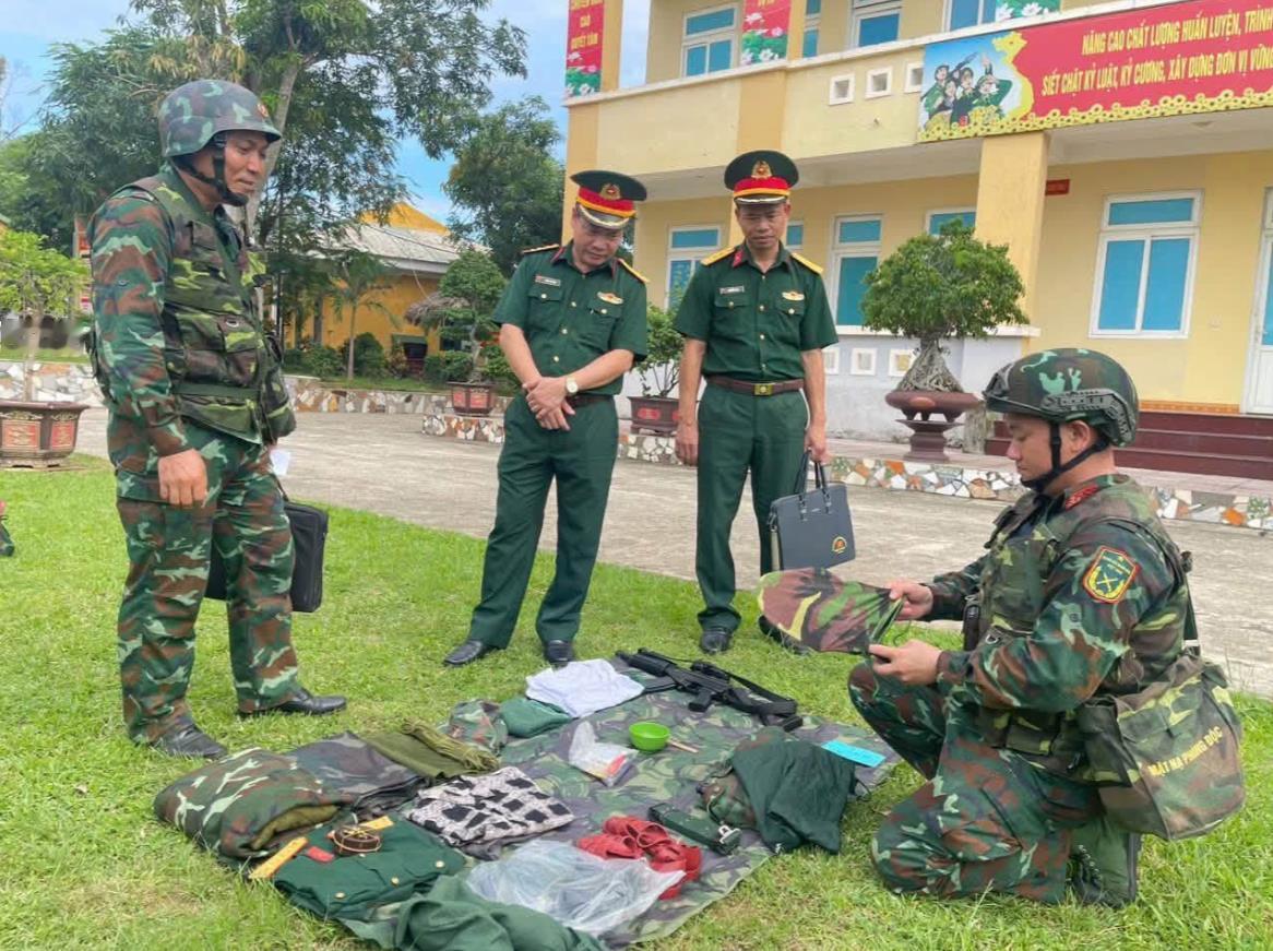 越南军队第四军区侦察兵，可以看出装备是更新换代了，但是这站姿吗？抬头挺胸，不弯腰