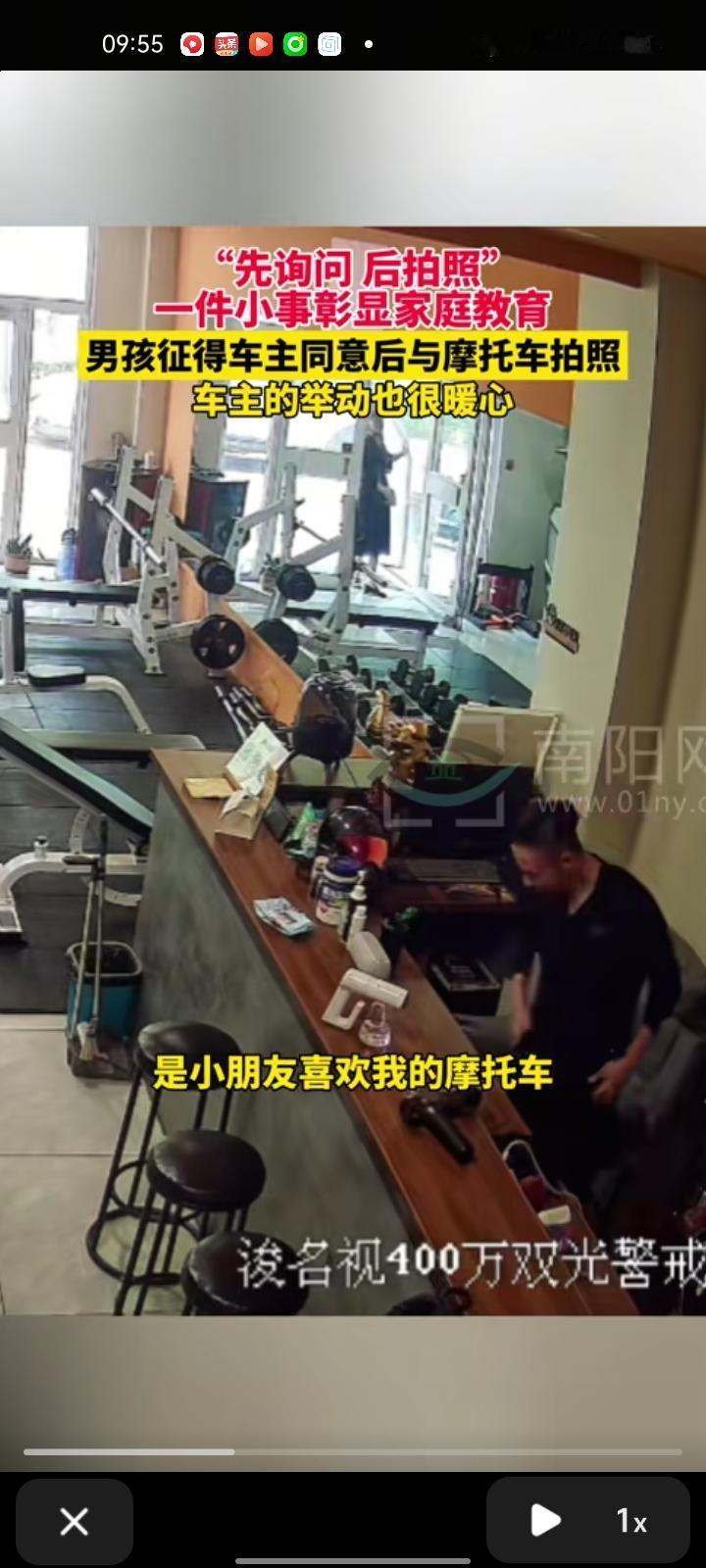 10月8日，青岛莱西市。监控画面显示，小男孩在店门口看见摩托车，便跟店主说“摩托