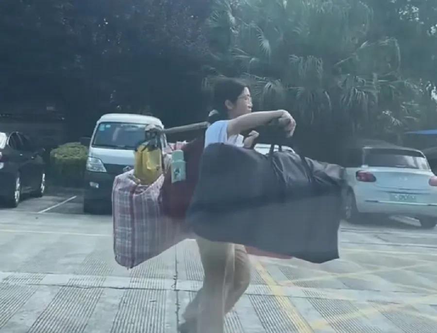在全网都在为这个女孩感动时，信不信，她其实并不是你想象的那样，她可能在学校