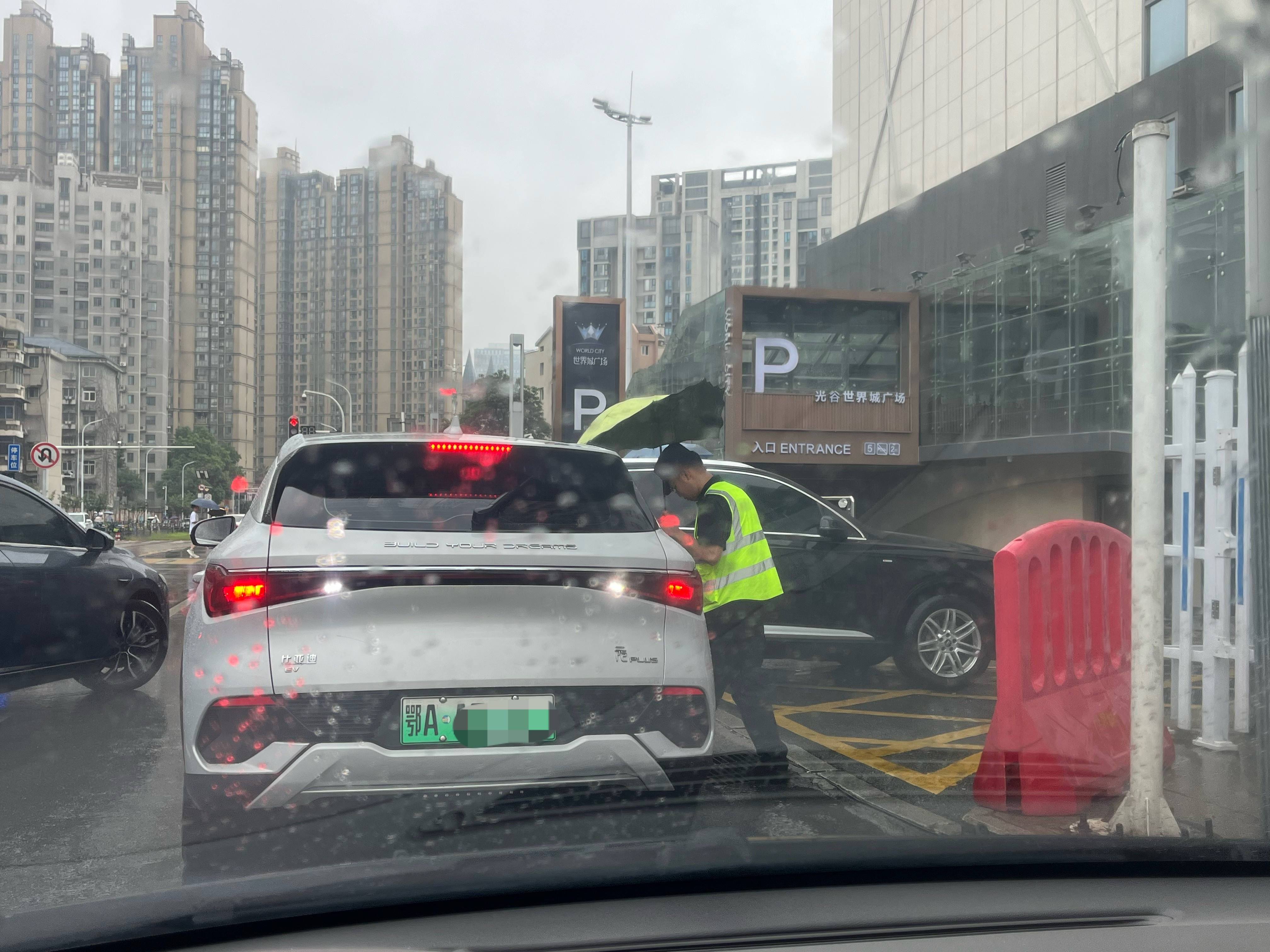 我真服了，这人真会停车，专挑停车场的入口处停，后面的车鸣笛充耳不闻，最后保安过来