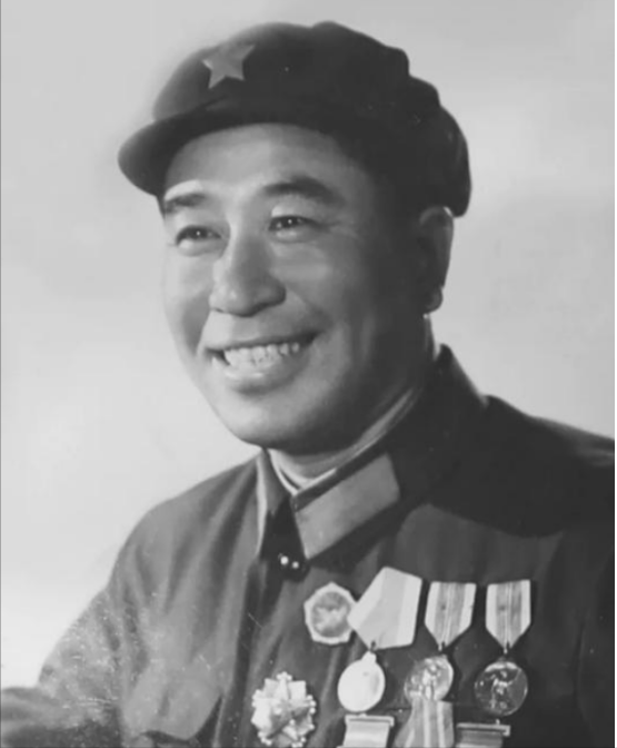 1951年，朝鲜战场硝烟弥漫，7名志愿军战士陷入英军重重包围，弹尽粮绝。这时，1
