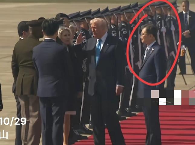 美韩元首互访，接机人员级别差别太大！特朗普抵韩，韩国国会议长禹元植，二把手亲自接