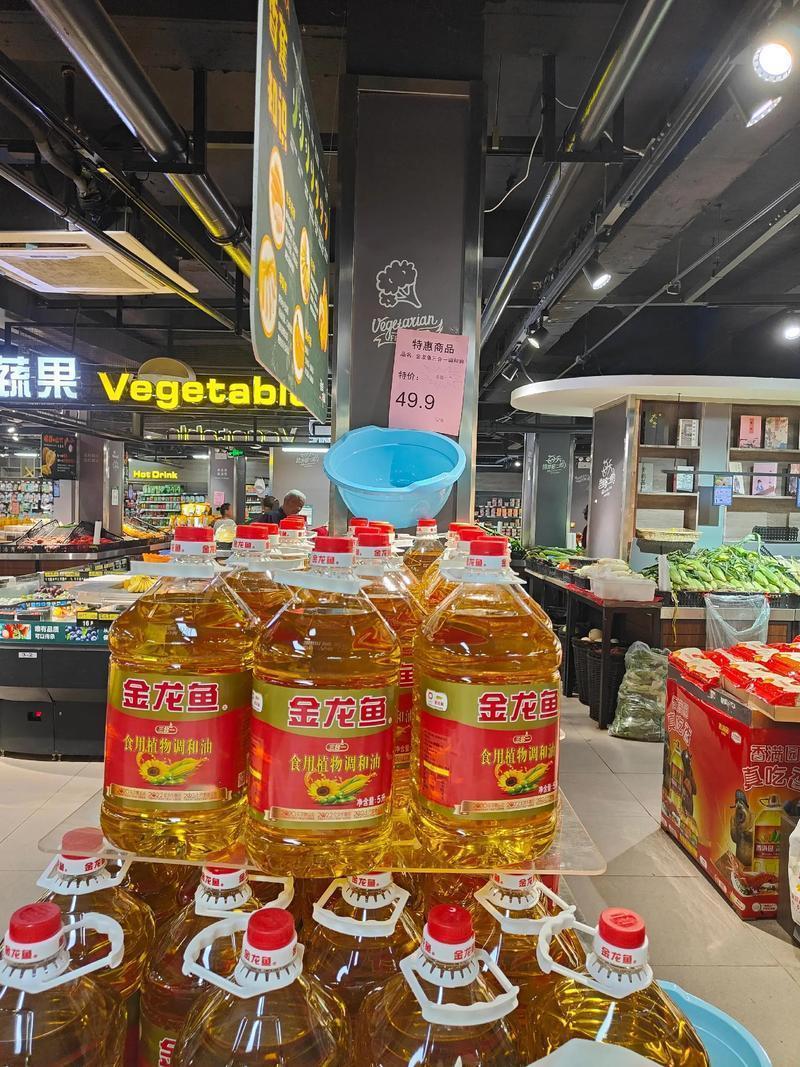 金龙鱼这事这么一闹，以后它还想在中国市场赚钱那就难了，至少金龙鱼这个主品牌已经不