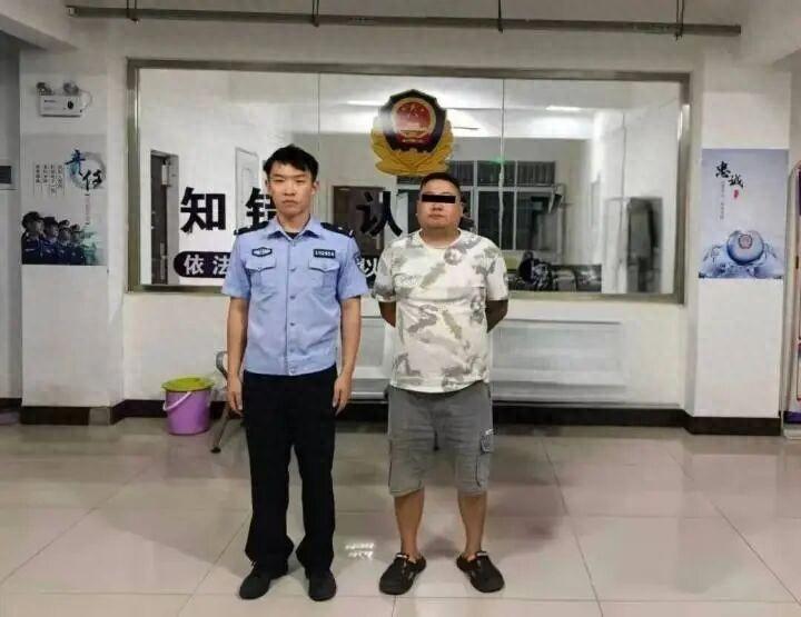 真的太过分了！云南昆明，一家台球厅里，一名男子看到女子年轻漂亮，竟然悄悄靠近，大