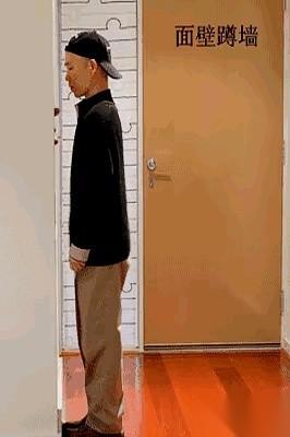 “哥，教我站桩吧！”朋友今天来公司，兴致勃勃地要我露两手，说自己要开始养生了。