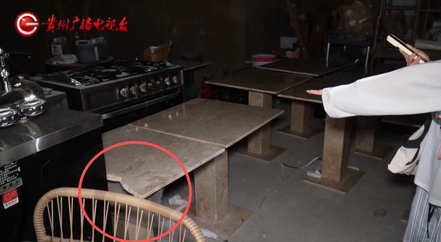 “岂有此理！”贵州贵阳，女子带孩子在一家面包餐厅就餐，大理石餐桌突然断裂垮塌，致