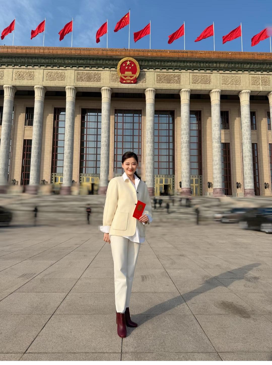 梅婷，大气漂亮。脚上的红皮鞋好打眼。