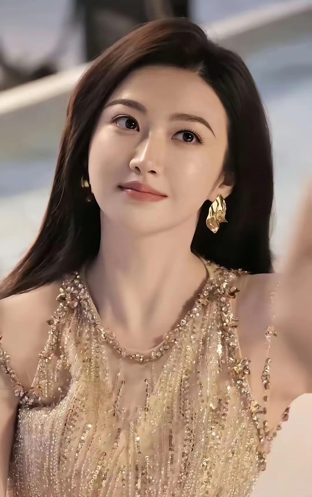 景甜看起来确实是很漂亮，“肤白貌美”，尤其是她的面相看起来显“肉肉的”，但是真的