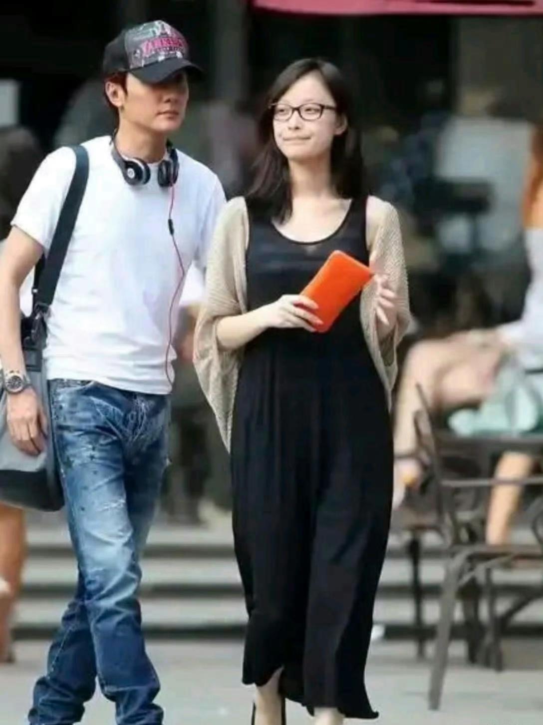 2012年，倪妮遇上冯绍峰，24岁对34岁，她把一颗心全掏了出来。同居三年，