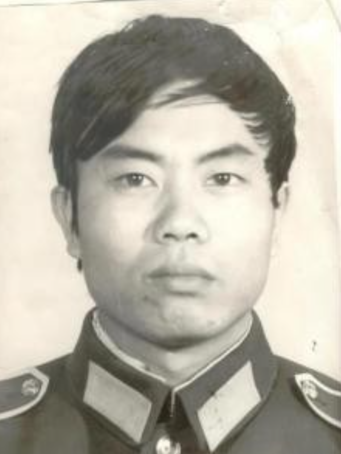 1978年，缉毒民警伪装成回族老板，不料毒贩试探多次后仍旧怀疑其身份，吃饭时，毒
