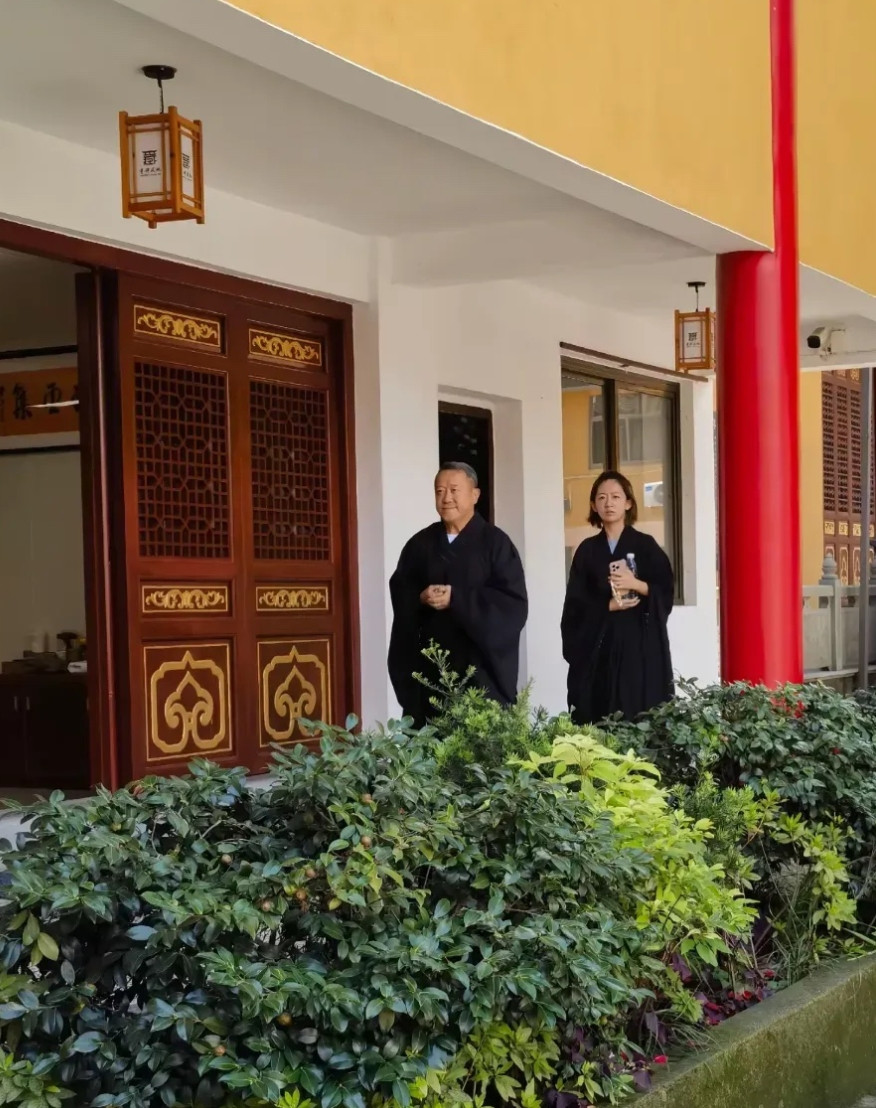 72岁的曾志伟最近又在杭州寺庙“刷屏”了！8月1日，有网友在灵隐寺附近偶遇他穿着