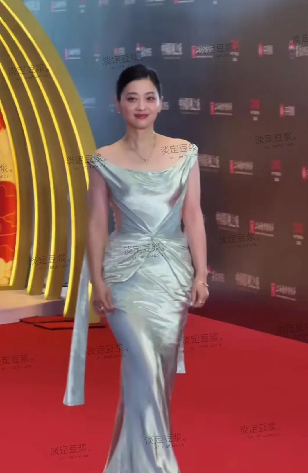 好像目前为止演电视剧的演员中还没有能和梅婷比的？不管是长相还有气质，还有演技，专