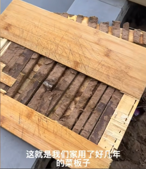 “这菜板不能要了！”近日，河南，一女子把自己家里的菜板劈开之后，才发现里面是拼接