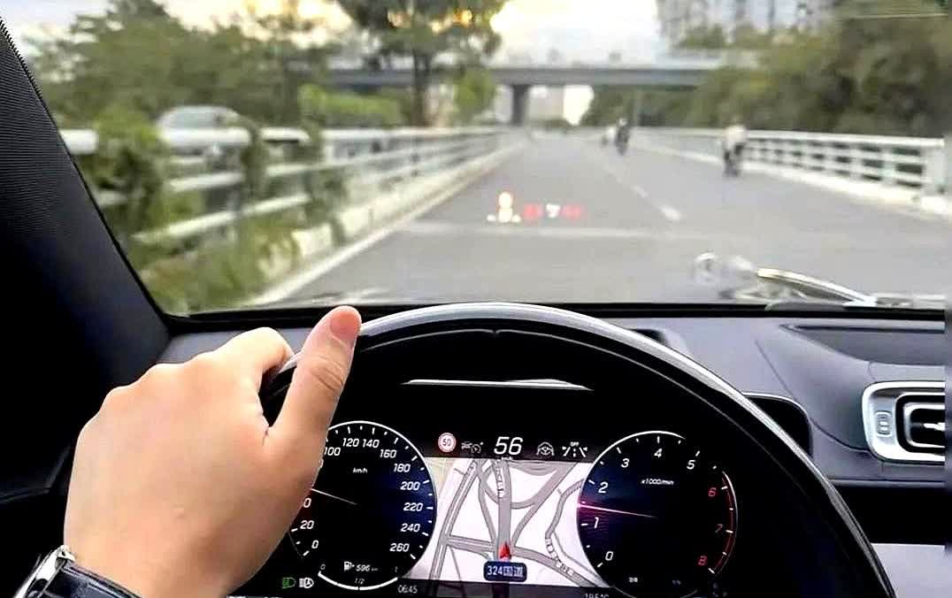 你发现没？真正会开车的人都在玩
