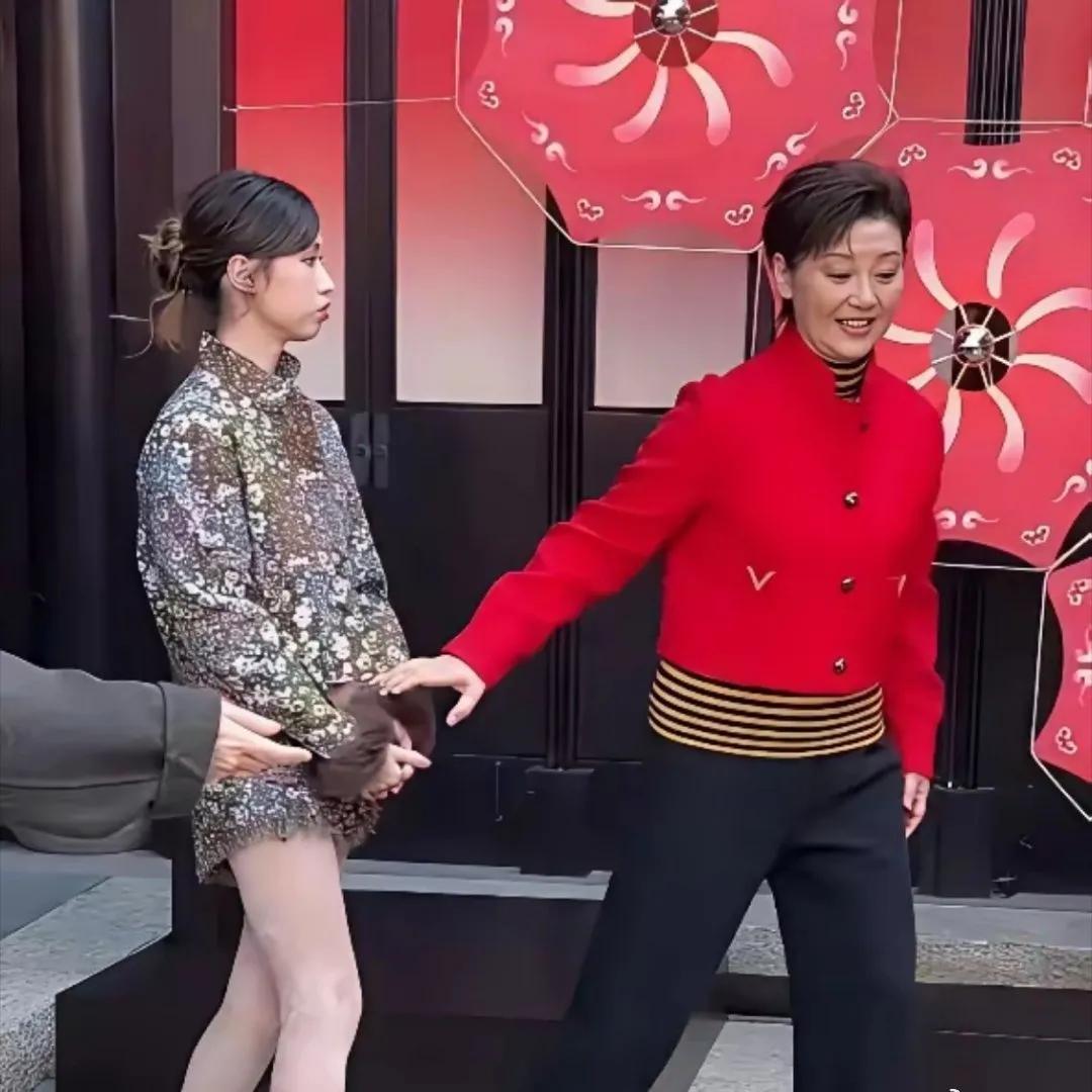 冯小刚女儿上海亮相翻车？花裤衩被嘲“精致土”​​​
