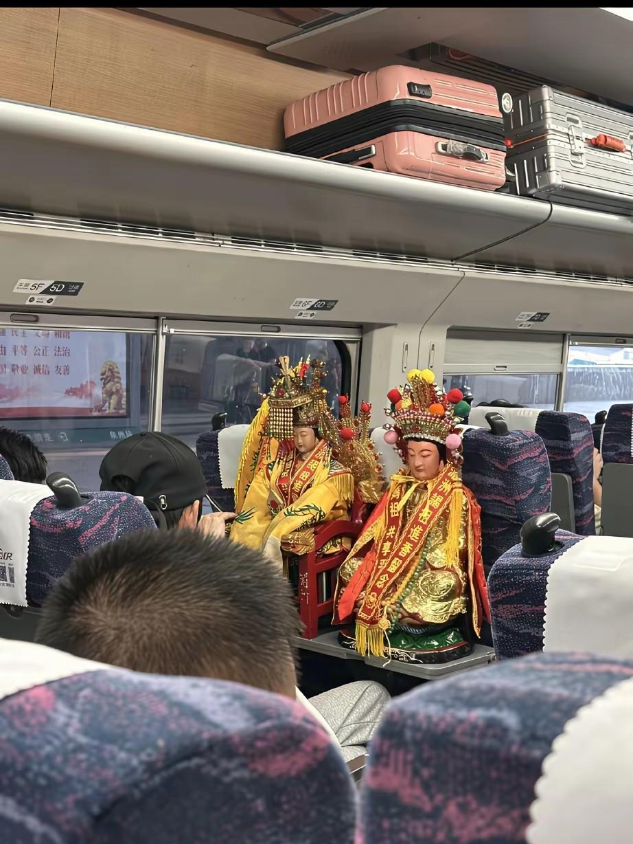 妈呀，吓我一跳，这是什么情况，这也能上火车？