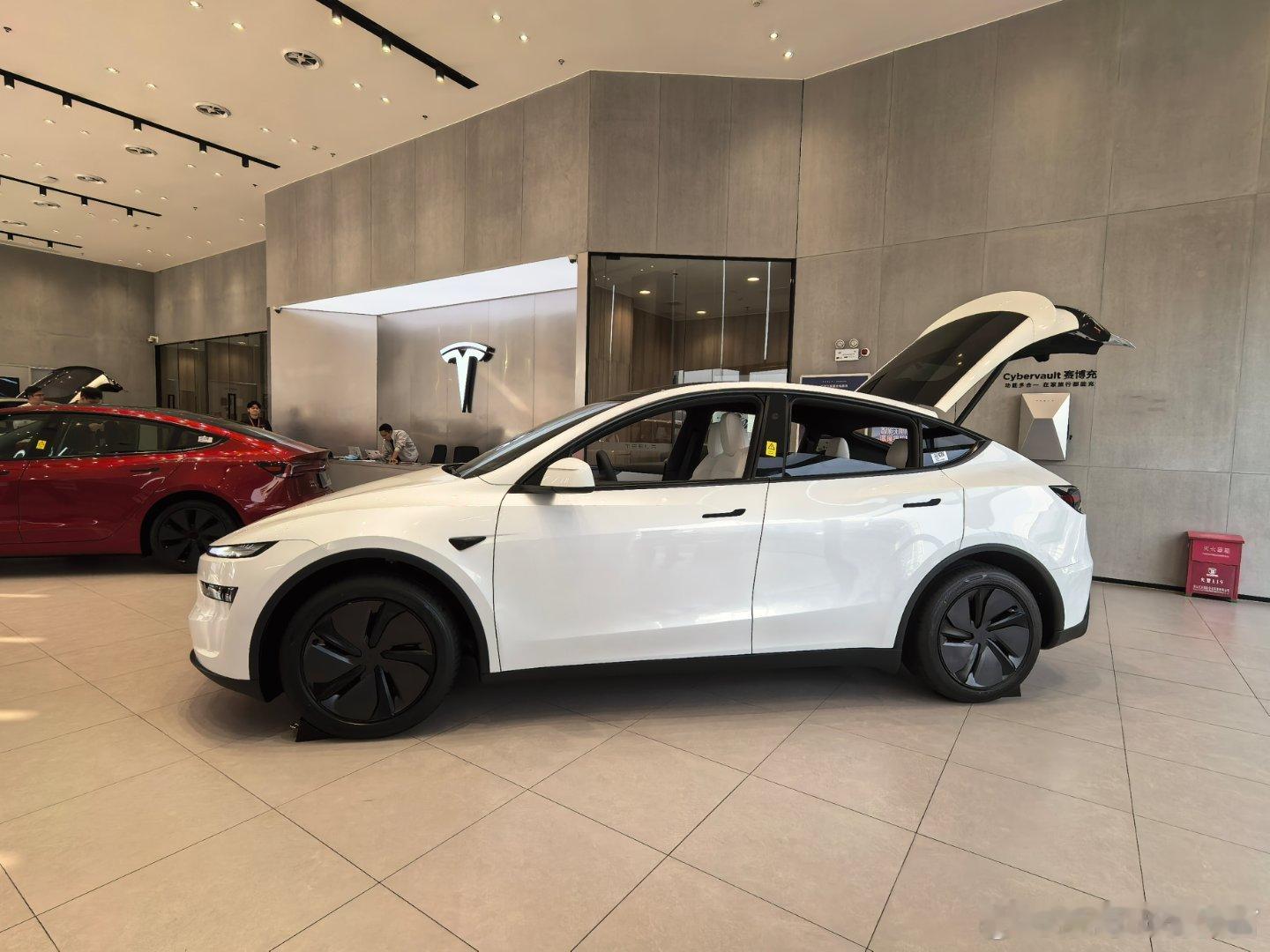 特斯拉销售说的，2月24日出国内FSD月租价格，现在已经不给买断了特斯拉特斯拉f