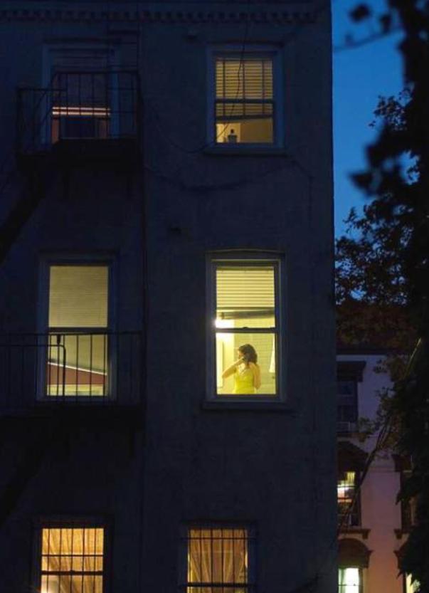 广东，女子嫌天气热，在家一丝不挂的走来走去，甚至还不拉窗帘，坐到窗前办公、吹风。