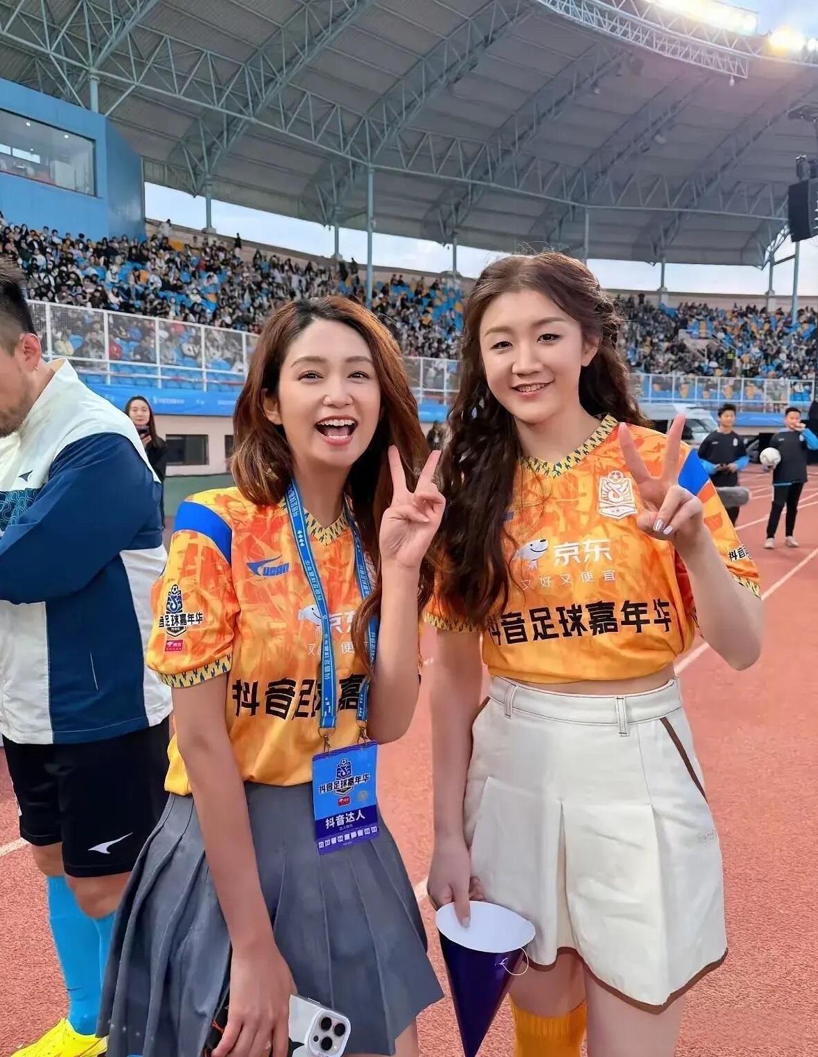 两位美女的同框，我第一眼就认出了右边的是陈梦，这个波浪卷发型还挺适合她的。不知