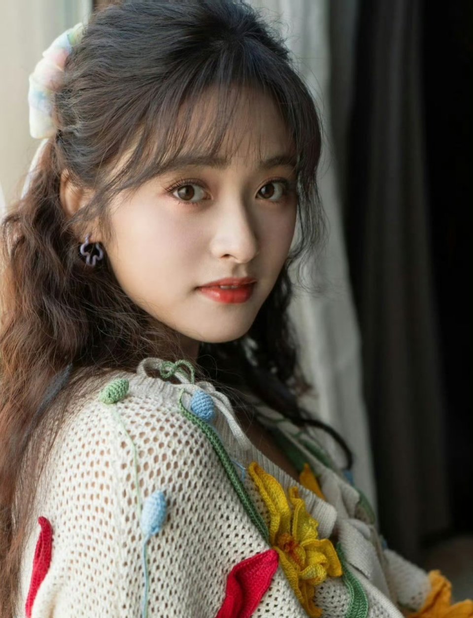 阳光明媚的沈月好美，到底是谁说她普。​​​