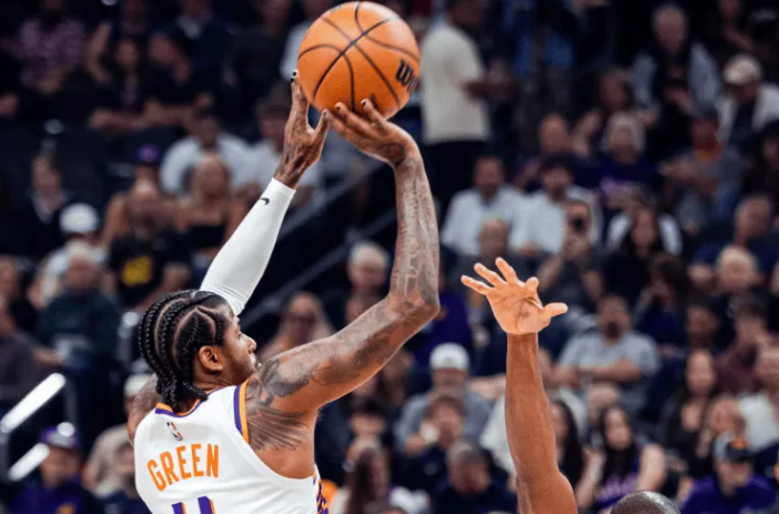 NBA常规赛，太阳今日在客场挑战76人。赛前，太阳主教练乔丹-奥特表示，杰伦-