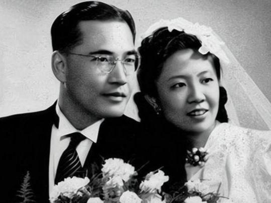 1910年3月31日晚上，在昏黄的灯下，陈璧君跟汪精卫说：我要将自己献给你。汪精