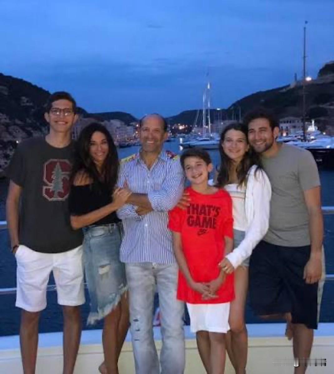 根据最新的新闻报道，美国商务部长霍华德·卢特尼克（HowardLutnick）