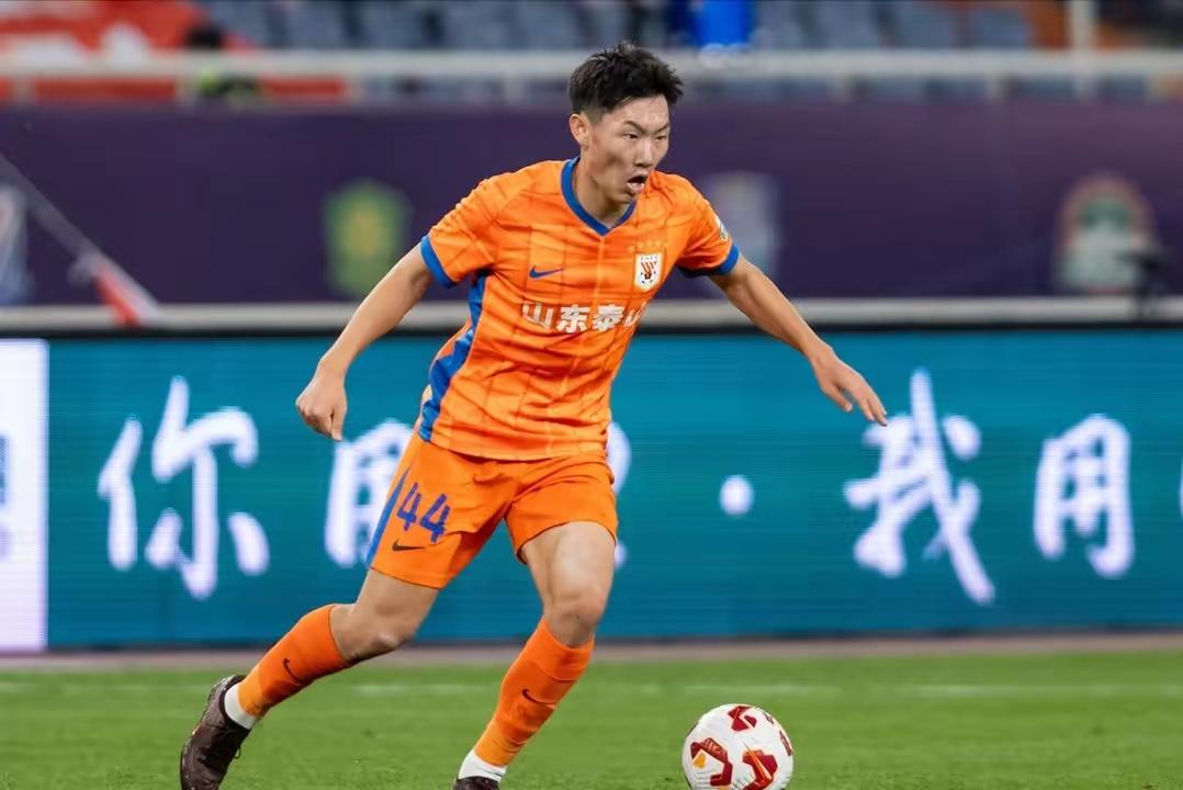 山东泰山俱乐部又鉴下一名国字号青年后卫，官方宣布，已与自已的青训球员史松宸顺利签