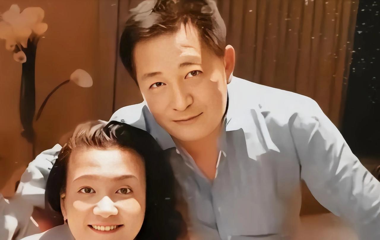 张兰大姐直播，谈到汪小菲父亲，是个男子汉从来不吃软饭聊到汪小菲的父亲，很