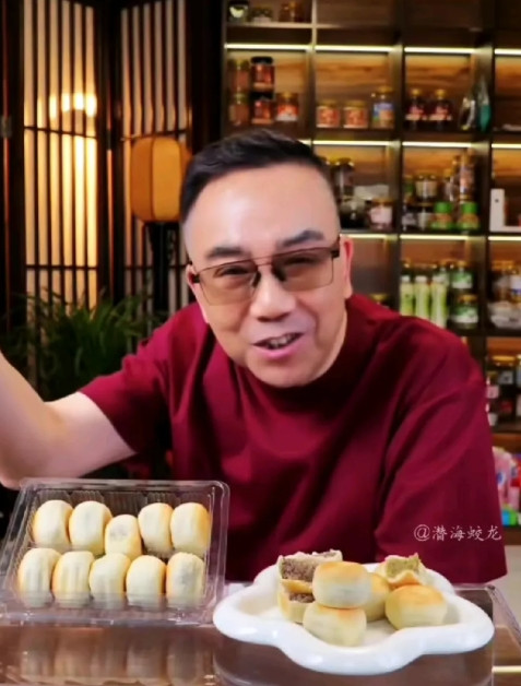 相声名家衡小珍回应网友，论杨议是个挣钱还账，有担当的男人。杨议白天演相声，晚