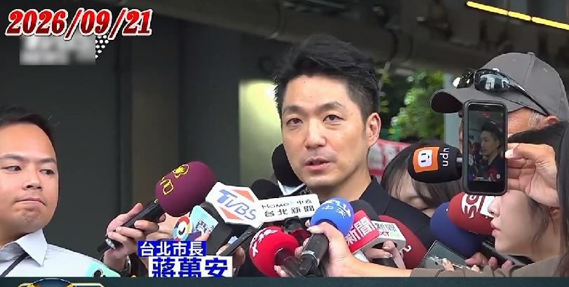 蒋万安一句话反杀青鸟：“你负责出征，我负责吃卤肉饭”蒋万安近日去胡须张吃卤肉