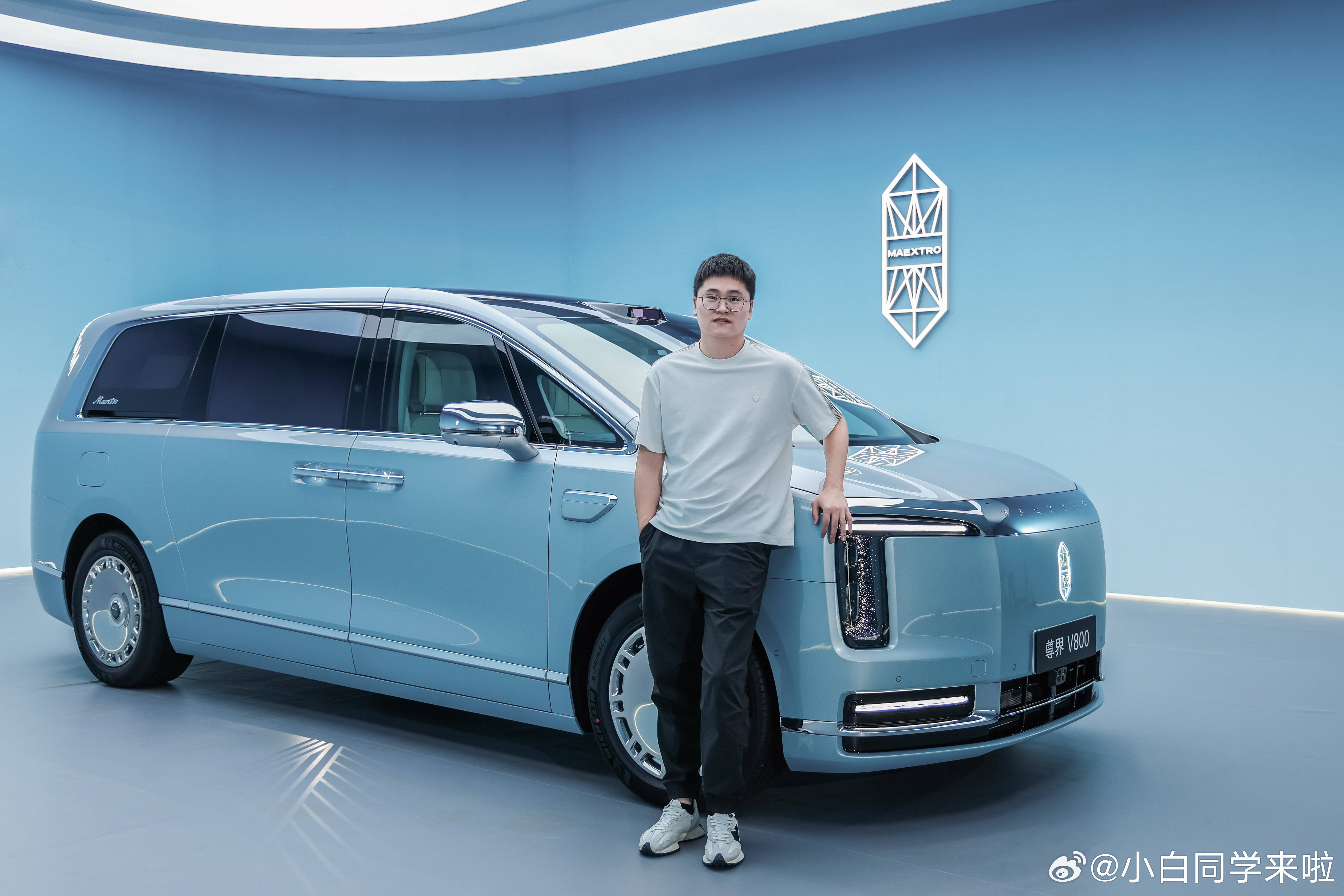 尊界V800云水天青版实拍图分享给大家，图一到图三是官摄拍的，图四到图六是我手