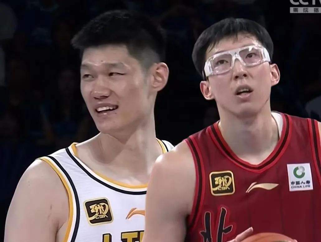相比于胡金秋，我现在越来越看不懂周琦了！你说他年纪大吧，他也仅仅比胡金秋大一岁，