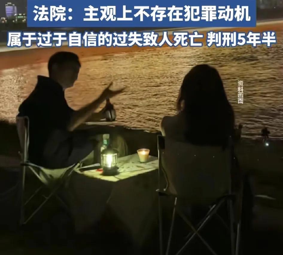 男生坐河边喝酒祭奠父亲，被女友催促无果后踹下河溺亡，不敢想象男孩母亲后半辈子多么