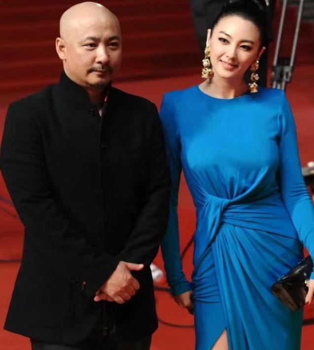 2011年，王全安在酒会上邂逅了张雨绮，当晚两人双双醉倒，第二天早上，王