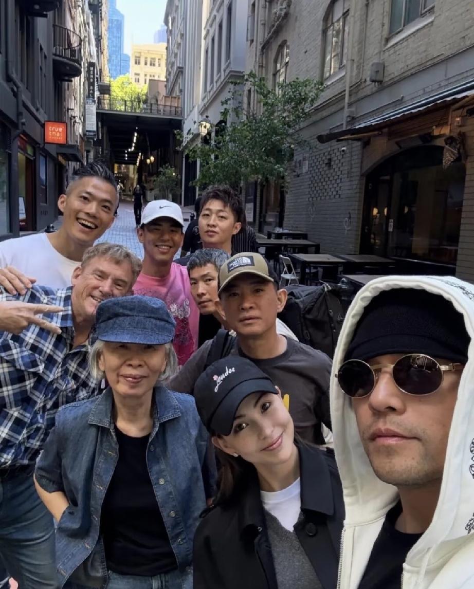 5月10日，周杰伦晒母亲节与母亲叶惠美以及昆凌等人的合影，叶惠美虽然快80岁了，