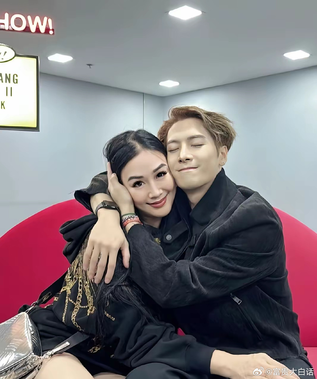 钟丽缇晒与王嘉尔亲密合照，瞬间变身小粉丝❤️女神激动表示王嘉尔是自己的偶像，疯