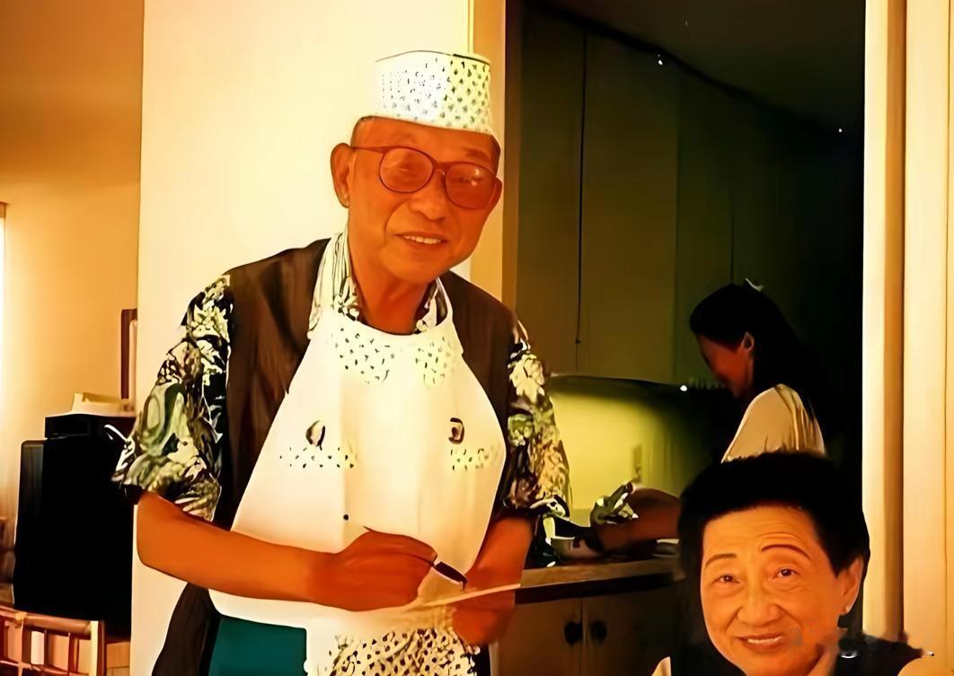 1990年，张学良重获自由。此时的他已经90岁高龄，为了能逗赵一狄开心。张学良打