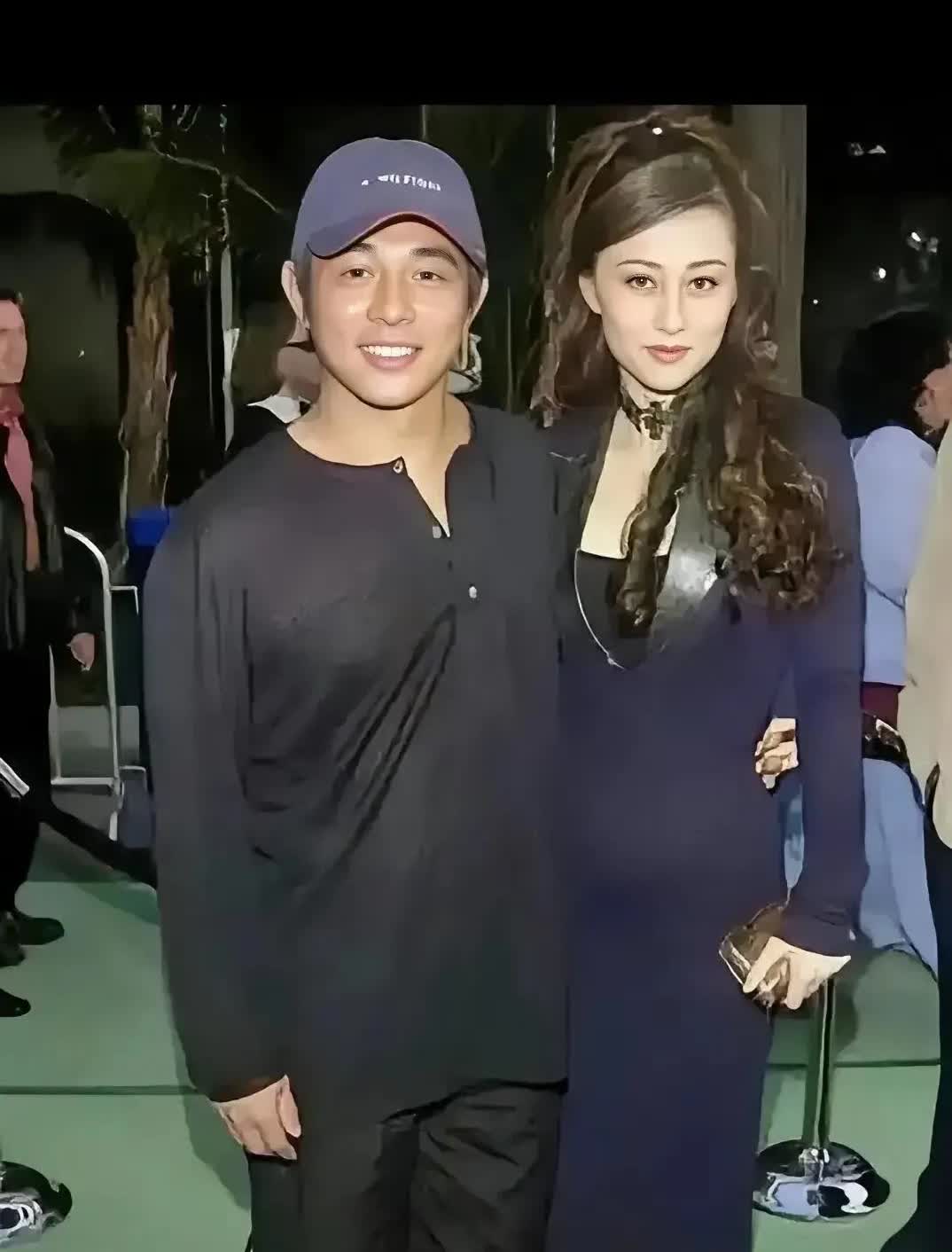 利智和李连杰两口子，利智的身高比李连杰还要高，利智一双迷人的大眼睛，真的好漂亮！