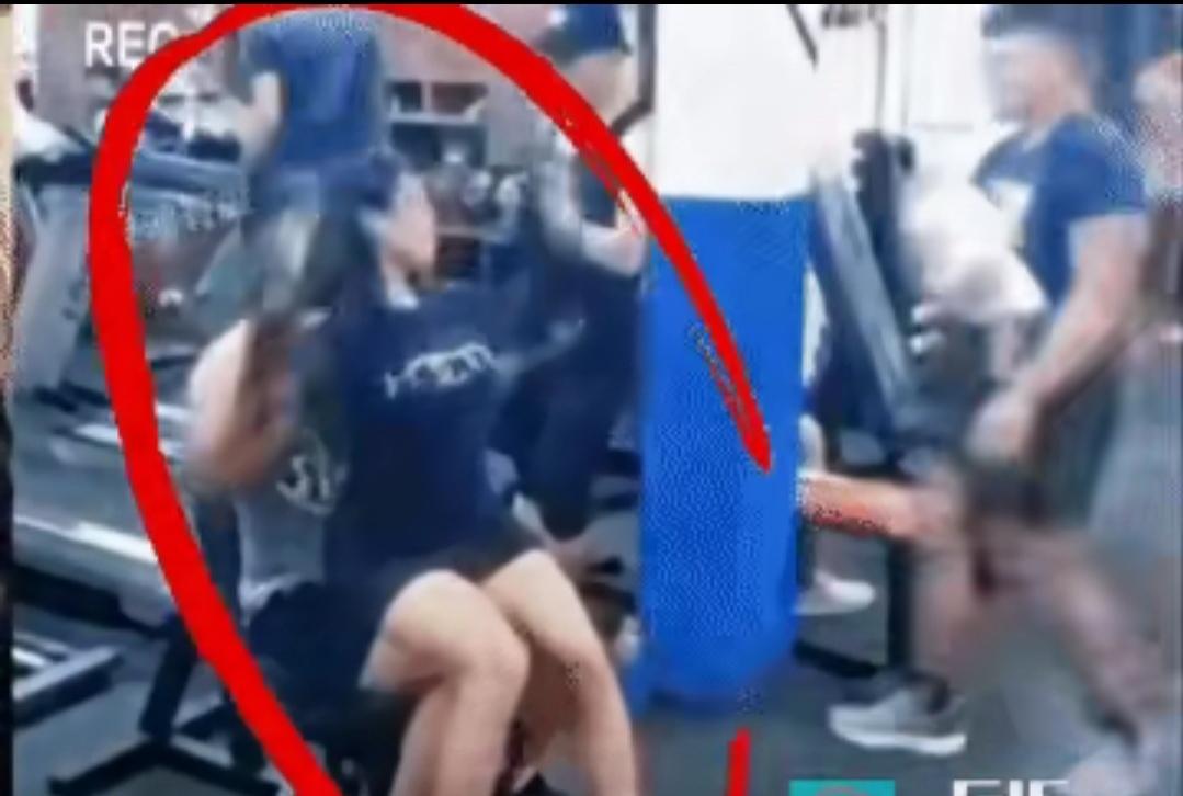 孩子还在襁褓中，当妈妈的却在健身房坐教练腿上。这事儿还真有失分寸。真健身还