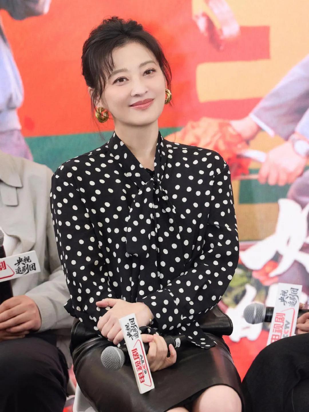 梅婷这一身波点衬衫+皮半裙，真的把70后想要的气质感穿出来了！✨经典的黑白