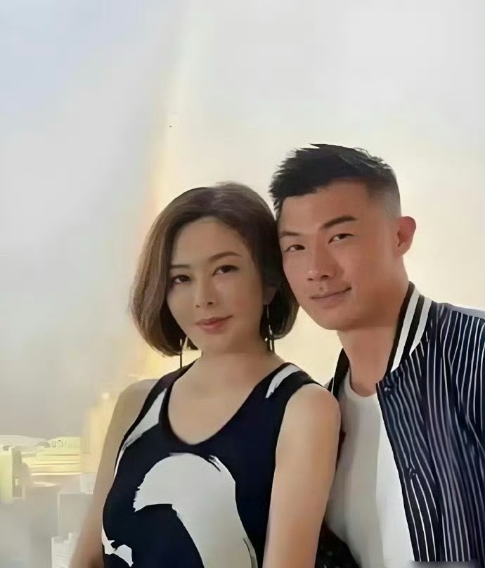 这是关之琳的模特男友，小伙子27岁，关之琳62岁，两人相差35岁。