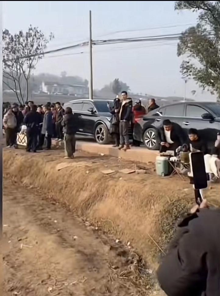 这就没有必要了吧，杀猪宴已经结束了，呆呆家大门都关了！还有这么多人前往有必要吗？