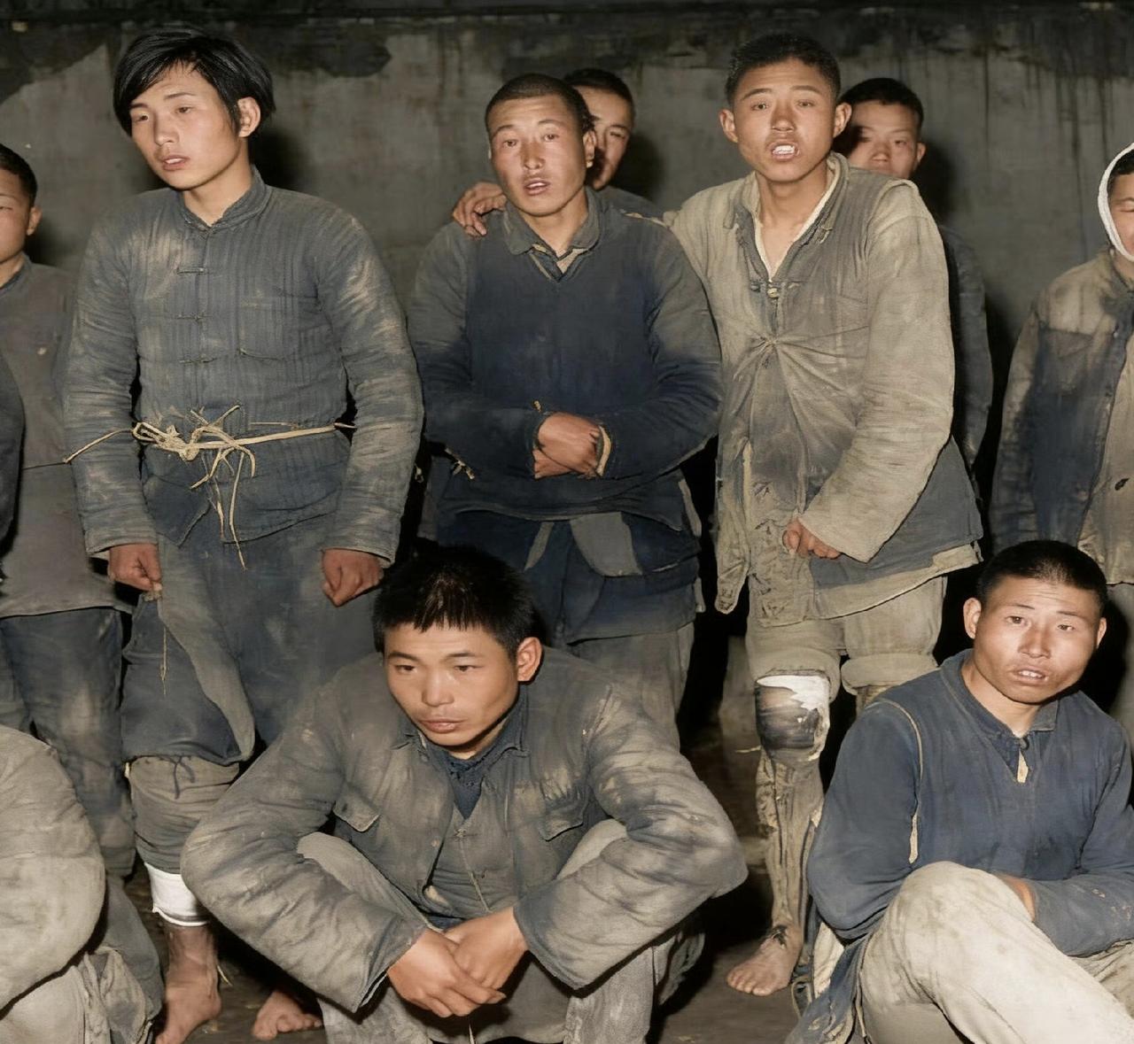 这张照片拍摄于1948年的上海江湾，记录的是苏浙边区游击纵队被俘队员的最后影像。