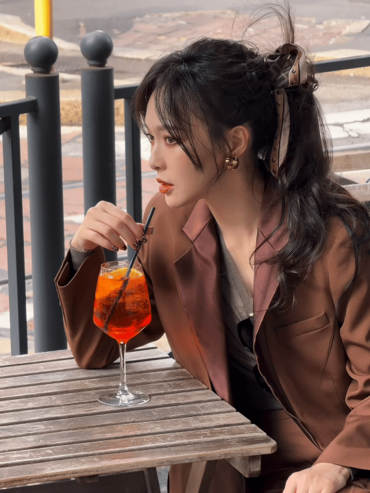 唐嫣就这么美美出现了米兰街头的秋日亮色！丝巾扎发精致感拉满，美拉德套装衬得肤色